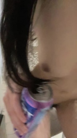 新人下海骚货妹妹！表情一脸淫骚！拿着易拉罐一顿舔，跪在椅子蜜桃美臀，搔首弄姿自摸扣穴 截图10