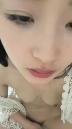 新人下海骚货妹妹！表情一脸淫骚！拿着易拉罐一顿舔，跪在椅子蜜桃美臀，搔首弄姿自摸扣穴 截图13