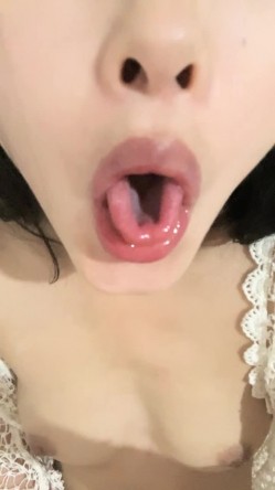 新人下海骚货妹妹！表情一脸淫骚！拿着易拉罐一顿舔，跪在椅子蜜桃美臀，搔首弄姿自摸扣穴 截图15