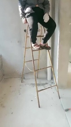 老板娘去表妹干活的工地勾引包工头一块在毛坯房里淫乱3P 截图1