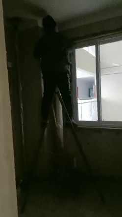 老板娘去表妹干活的工地勾引包工头一块在毛坯房里淫乱3P 截图2
