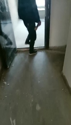 老板娘去表妹干活的工地勾引包工头一块在毛坯房里淫乱3P 截图3