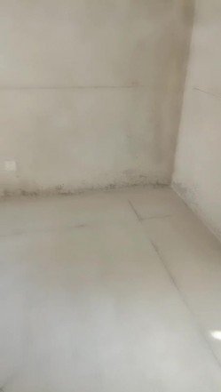老板娘去表妹干活的工地勾引包工头一块在毛坯房里淫乱3P 截图4