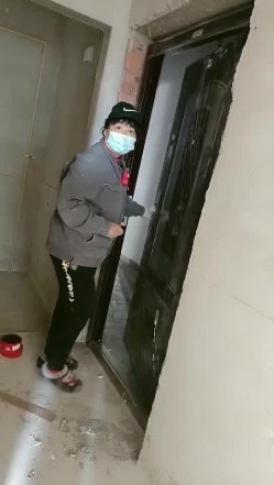 老板娘去表妹干活的工地勾引包工头一块在毛坯房里淫乱3P 截图5