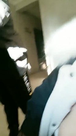 老板娘去表妹干活的工地勾引包工头一块在毛坯房里淫乱3P 截图13