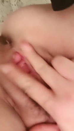 老板娘去表妹干活的工地勾引包工头一块在毛坯房里淫乱3P 截图16