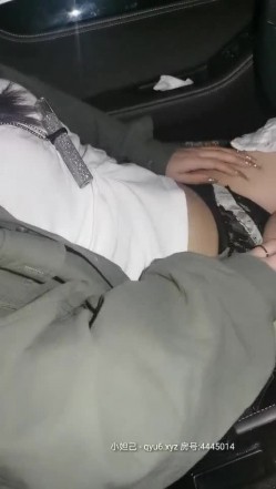户外吴彦祖深夜带着两个小骚妹玩车震，草哪个狼友说了算，口交大鸡巴玩奶子骚逼一摸就出水，各种抽插呻吟 截图2