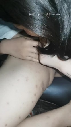户外吴彦祖深夜带着两个小骚妹玩车震，草哪个狼友说了算，口交大鸡巴玩奶子骚逼一摸就出水，各种抽插呻吟 截图7