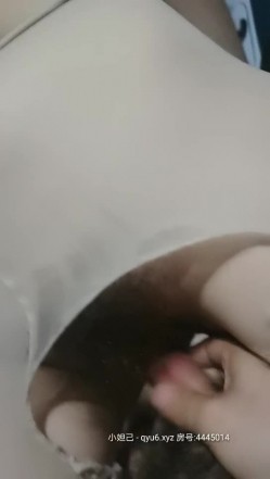 户外吴彦祖深夜带着两个小骚妹玩车震，草哪个狼友说了算，口交大鸡巴玩奶子骚逼一摸就出水，各种抽插呻吟 截图9