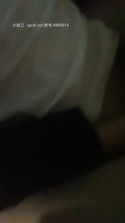 户外吴彦祖深夜带着两个小骚妹玩车震，草哪个狼友说了算，口交大鸡巴玩奶子骚逼一摸就出水，各种抽插呻吟 截图10