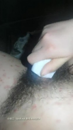 户外吴彦祖深夜带着两个小骚妹玩车震，草哪个狼友说了算，口交大鸡巴玩奶子骚逼一摸就出水，各种抽插呻吟 截图13