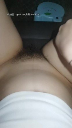 户外吴彦祖深夜带着两个小骚妹玩车震，草哪个狼友说了算，口交大鸡巴玩奶子骚逼一摸就出水，各种抽插呻吟 截图16