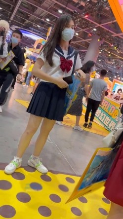 大神偷拍美女裙底风光 ️可爱眼镜JK妹妹和闺蜜一起被CD制服JK学妹年轻版黄圣依身材好白内 截图7