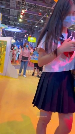 大神偷拍美女裙底风光 ️可爱眼镜JK妹妹和闺蜜一起被CD制服JK学妹年轻版黄圣依身材好白内 截图8