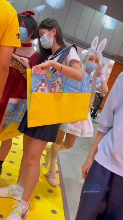 大神偷拍美女裙底风光 ️可爱眼镜JK妹妹和闺蜜一起被CD制服JK学妹年轻版黄圣依身材好白内 截图13