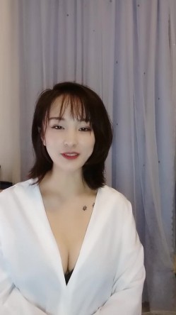 顶级胸膜【爱笑小女子】真的好美~36D巨乳 截图5