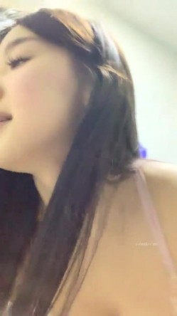 明星颜值，顶级女神下海！【小羊炖土豆】，啤酒瓶插穴，有这张脸还不够，真能豁得出去，刺激 截图7