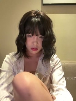 ️极品反差甜妹【lucy2027】表情非常可爱的学生妹趁着没人在教室和厕所自慰 截图12