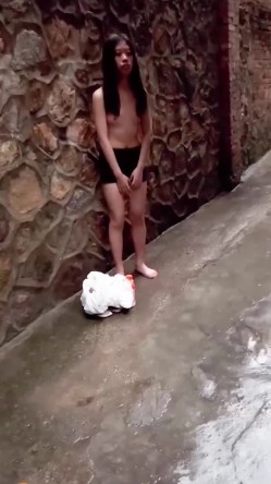校园霸凌-可怜的女孩只因偷喝了一点舍友的营养快线,就被舍友扒光衣服强迫她把剩下的灌进逼里去,还要求赔一百块钱 截图7