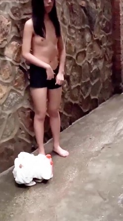 校园霸凌-可怜的女孩只因偷喝了一点舍友的营养快线,就被舍友扒光衣服强迫她把剩下的灌进逼里去,还要求赔一百块钱 截图8