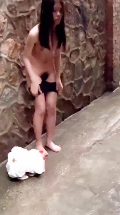 校园霸凌-可怜的女孩只因偷喝了一点舍友的营养快线,就被舍友扒光衣服强迫她把剩下的灌进逼里去,还要求赔一百块钱 截图9