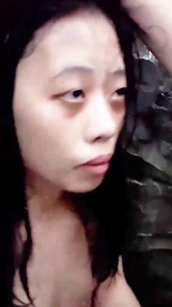 校园霸凌-可怜的女孩只因偷喝了一点舍友的营养快线,就被舍友扒光衣服强迫她把剩下的灌进逼里去,还要求赔一百块钱 截图13