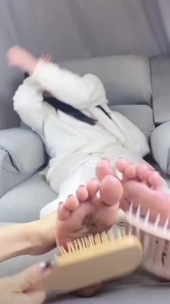 【丝足狂喜】推特28万粉丝国产原创丝袜足交博主「酥小强」付费私拍 线下专约素人模特足交抚摸调情 截图10