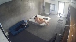 黑客破解家庭网络摄像头偷拍住毛坯房的年轻情侣疯狂做爱有时一天做爱几次 截图1