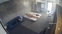 黑客破解家庭网络摄像头偷拍住毛坯房的年轻情侣疯狂做爱有时一天做爱几次 截图15