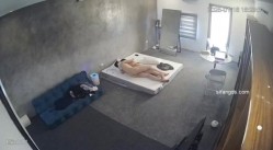 黑客破解家庭网络摄像头偷拍住毛坯房的年轻情侣疯狂做爱有时一天做爱几次 截图16