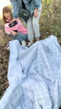 【蓝精灵与表妹的性生活】小帅哥应狼友要求大白天带两个妹子到山上野战躺着干妹子很不适应 截图2