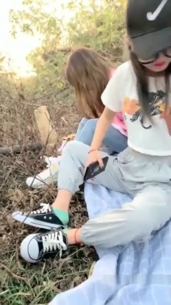 【蓝精灵与表妹的性生活】小帅哥应狼友要求大白天带两个妹子到山上野战躺着干妹子很不适应 截图3