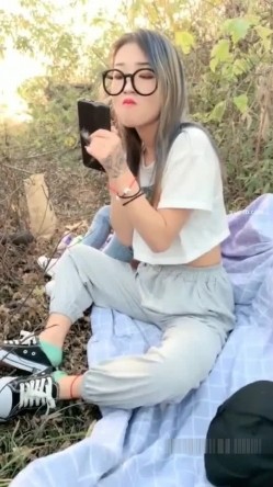 【蓝精灵与表妹的性生活】小帅哥应狼友要求大白天带两个妹子到山上野战躺着干妹子很不适应 截图4