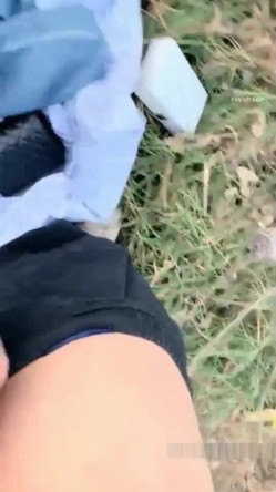 【蓝精灵与表妹的性生活】小帅哥应狼友要求大白天带两个妹子到山上野战躺着干妹子很不适应 截图5