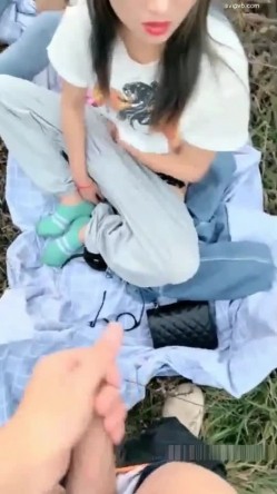 【蓝精灵与表妹的性生活】小帅哥应狼友要求大白天带两个妹子到山上野战躺着干妹子很不适应 截图6