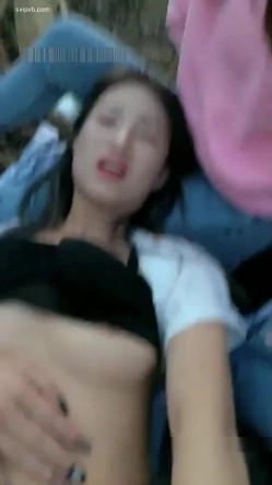 【蓝精灵与表妹的性生活】小帅哥应狼友要求大白天带两个妹子到山上野战躺着干妹子很不适应 截图13