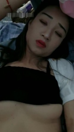 【蓝精灵与表妹的性生活】小帅哥应狼友要求大白天带两个妹子到山上野战躺着干妹子很不适应 截图14