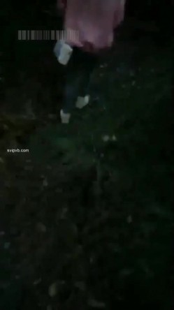 【蓝精灵与表妹的性生活】小帅哥应狼友要求大白天带两个妹子到山上野战躺着干妹子很不适应 截图16