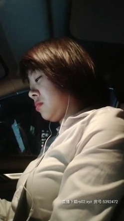 售楼部小姐姐露脸玩个刺激的与小哥哥户外车震，还来着大姨妈就开搞，被大鸡巴草完了赶紧去厕所，尿尿都滴血 截图1