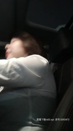 售楼部小姐姐露脸玩个刺激的与小哥哥户外车震，还来着大姨妈就开搞，被大鸡巴草完了赶紧去厕所，尿尿都滴血 截图2