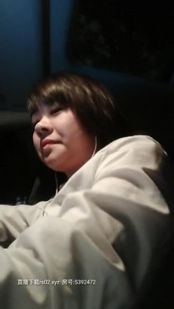 售楼部小姐姐露脸玩个刺激的与小哥哥户外车震，还来着大姨妈就开搞，被大鸡巴草完了赶紧去厕所，尿尿都滴血 截图4