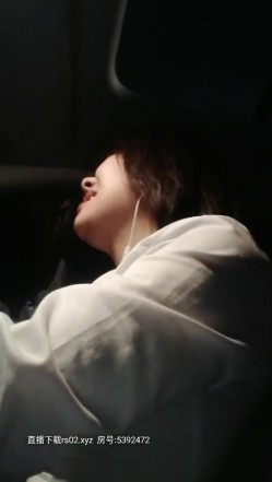 售楼部小姐姐露脸玩个刺激的与小哥哥户外车震，还来着大姨妈就开搞，被大鸡巴草完了赶紧去厕所，尿尿都滴血 截图5