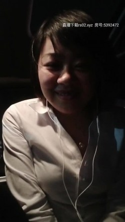 售楼部小姐姐露脸玩个刺激的与小哥哥户外车震，还来着大姨妈就开搞，被大鸡巴草完了赶紧去厕所，尿尿都滴血 截图7