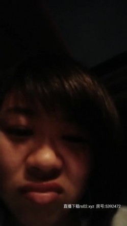 售楼部小姐姐露脸玩个刺激的与小哥哥户外车震，还来着大姨妈就开搞，被大鸡巴草完了赶紧去厕所，尿尿都滴血 截图10