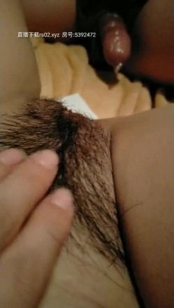 售楼部小姐姐露脸玩个刺激的与小哥哥户外车震，还来着大姨妈就开搞，被大鸡巴草完了赶紧去厕所，尿尿都滴血 截图12