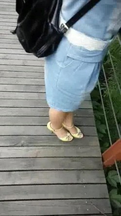 国产自拍强片推荐作品--带着少妇情人景区玩露出自慰被路人发现吓尿了,站起来就跑,边跑边穿内裤！国语对白！ 截图1
