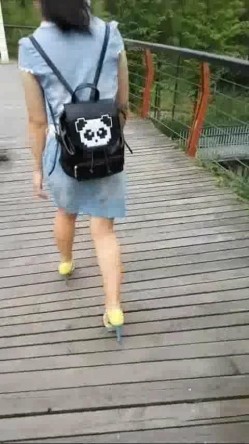 国产自拍强片推荐作品--带着少妇情人景区玩露出自慰被路人发现吓尿了,站起来就跑,边跑边穿内裤！国语对白！ 截图2