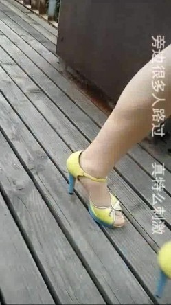 国产自拍强片推荐作品--带着少妇情人景区玩露出自慰被路人发现吓尿了,站起来就跑,边跑边穿内裤！国语对白！ 截图4