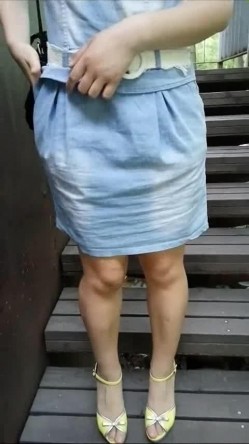 国产自拍强片推荐作品--带着少妇情人景区玩露出自慰被路人发现吓尿了,站起来就跑,边跑边穿内裤！国语对白！ 截图6