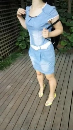国产自拍强片推荐作品--带着少妇情人景区玩露出自慰被路人发现吓尿了,站起来就跑,边跑边穿内裤！国语对白！ 截图8
